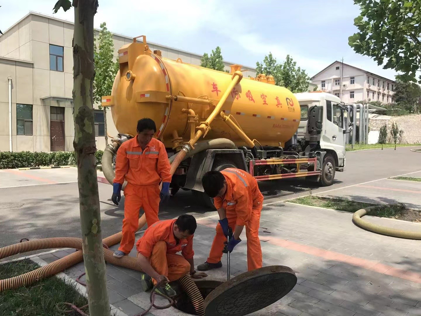 康乐管道疏通车停在窨井附近