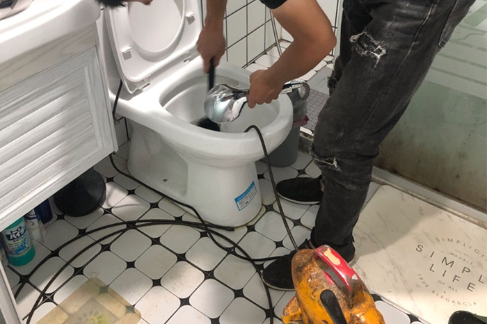 康乐马桶堵塞自己疏通还是找师傅？专业上门服务让你省时更省心
